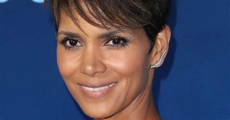 halle berry cheveux court|Les meilleurs moments de la coupe courte d'Halle Berry .